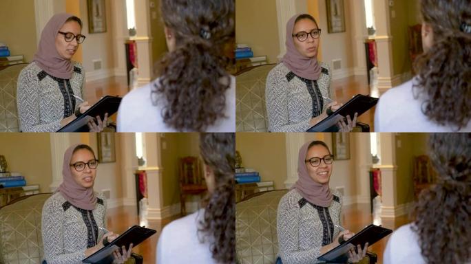 女性穆斯林治疗师与患者交谈