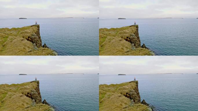 WS女人站在悬崖上俯瞰冰岛的海洋