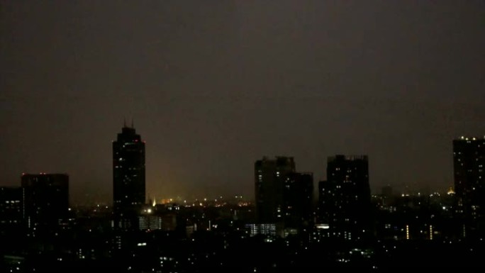 泰国曼谷城市景观河边夜间雷雨云的4k慢动作镜头，自然和城市景观概念