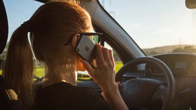 鲁莽的女司机在开车时使用电话危及自己和他人的安全