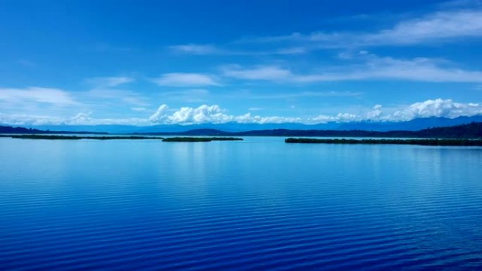 热带岛屿的田园诗般的景色。蓝色海洋和绿色丛林