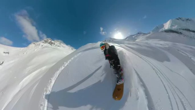 360VR: 凉爽的滑雪板女孩沿着陡峭的雪山骑行。