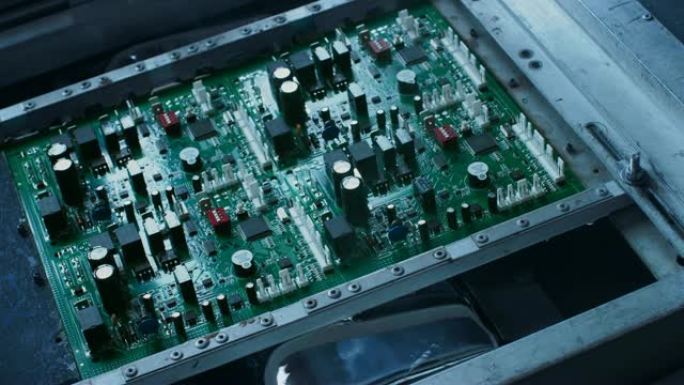电子印刷电路板在制造过程中在装配线上进行微芯片、晶体管、半导体、电容器水冷工艺。