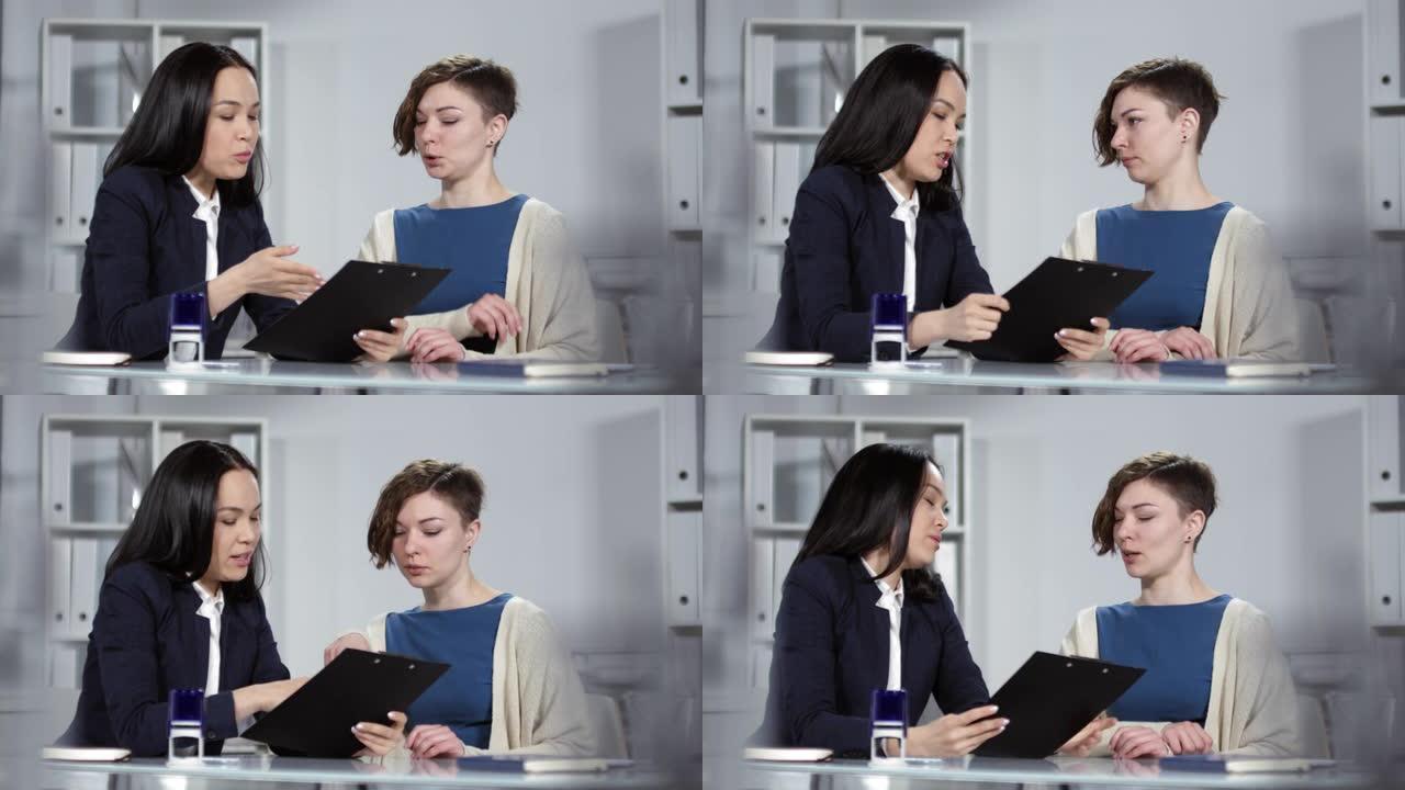 亚洲离婚律师咨询情绪激动的白人妇女