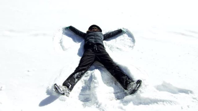 女孩从水瓶中喝淡水来解渴，并为背景降温雪山和松林。山的纯净水。