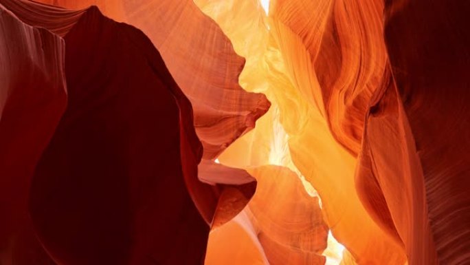 晴天羚羊峡谷的广角视角砂岩地层。相机在美国亚利桑那州羚羊峡谷内移动。UHD, 4K