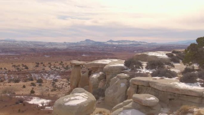 无人机: 冬天俯瞰犹他州沙漠的悬崖的壮丽景色。