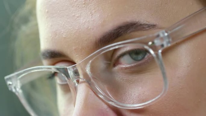 戴着透明眼镜的女人盯着相机