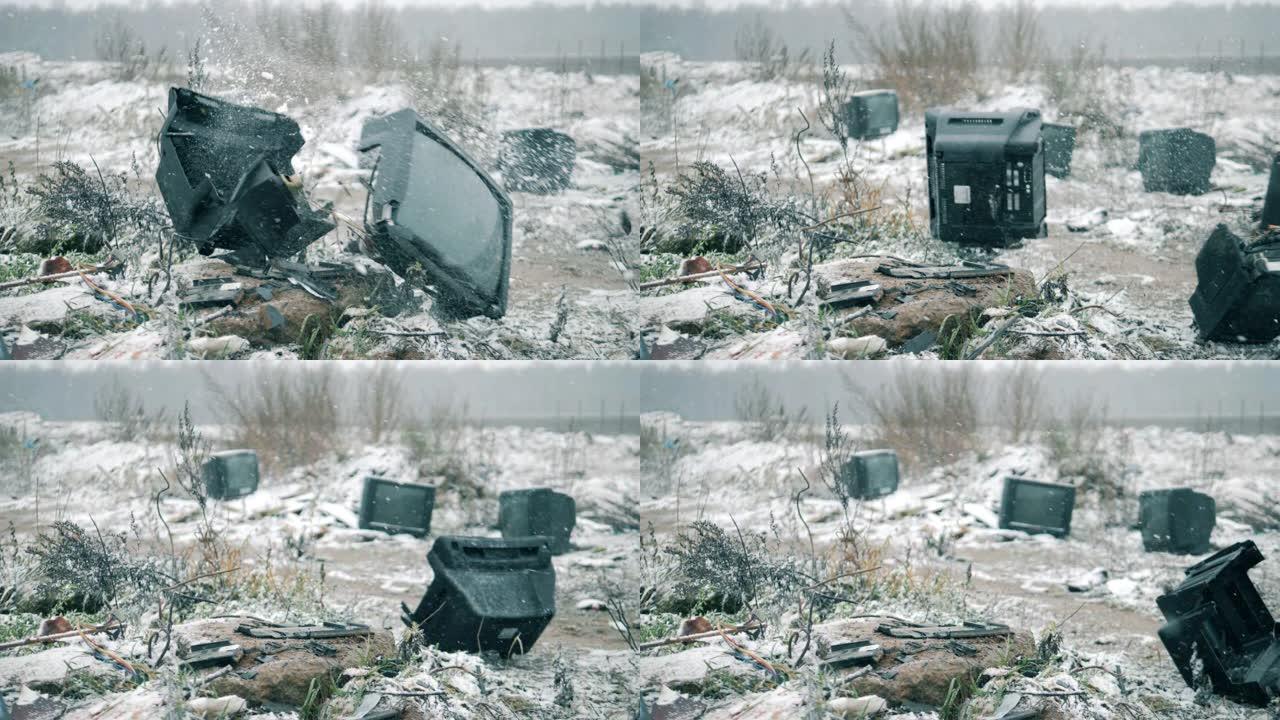 旧电视被扔进垃圾填埋场后会破裂。