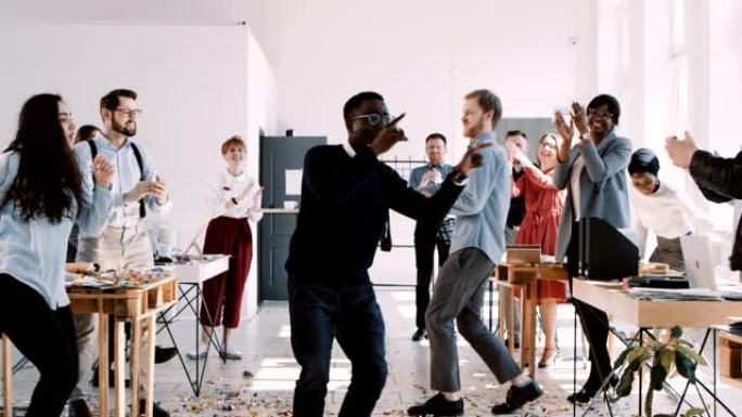 快乐快乐千禧一代非洲男经理用有趣的舞蹈庆祝办公室职业成功，慢动作红色史诗-W 8К。