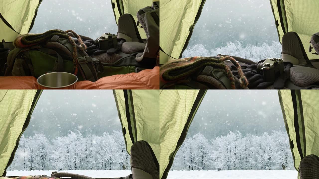 在帐篷里旅行自然概念。冬天睡在帐篷里。降雪期间冬季森林中的帐篷
