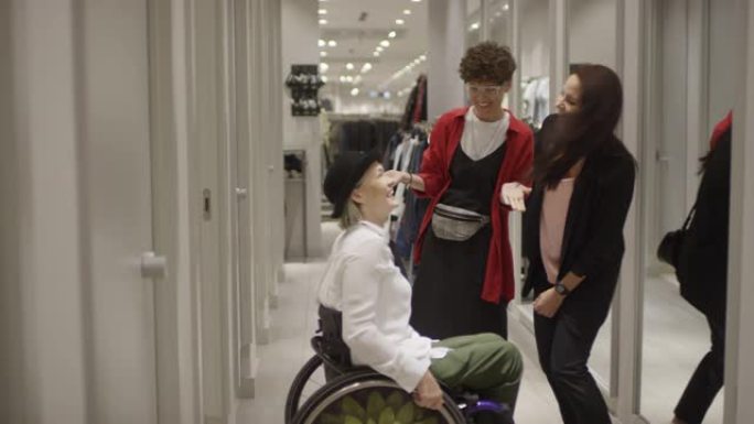 坐在轮椅上的女人在服装店试穿衣服