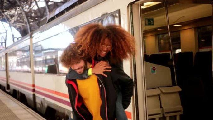多民族夫妇离开火车女友在火车站背着男友