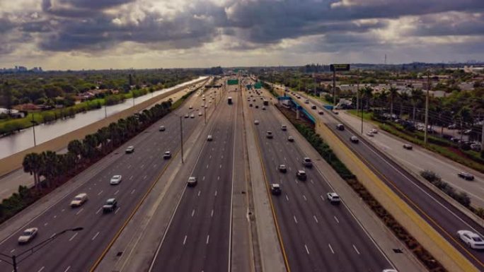 WS Time lapse汽车沿着美国佛罗里达州迈阿密的sunny freeway行驶