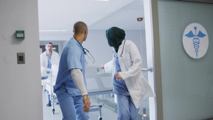 医生在紧急情况下与病人一起在医院的病床上奔跑4k
