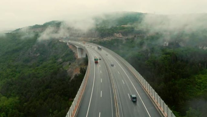 空中著名高架桥在雨雾中