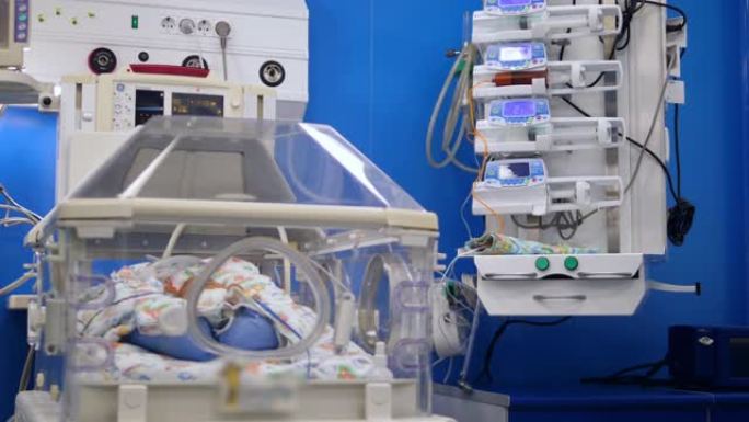 当婴儿躺在孵化器中时，医疗机器会工作。