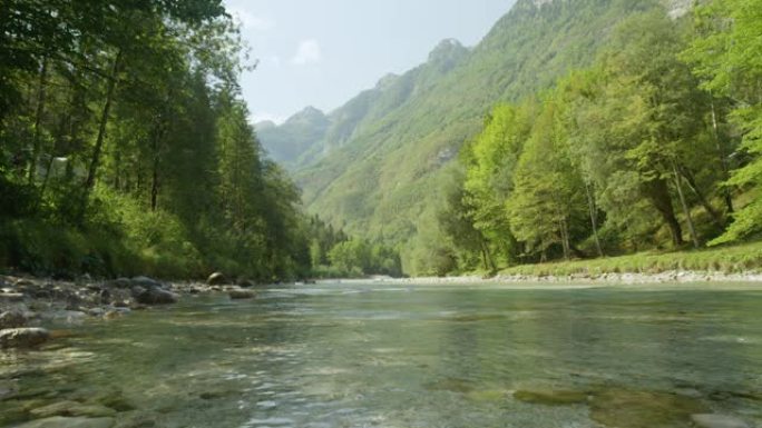 宁静的索卡河缓缓流过山下郁郁葱葱的绿色森林