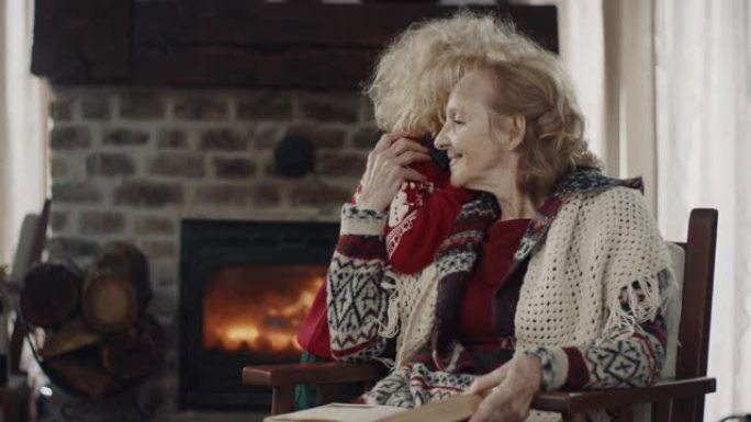 分享一个秘密!国外新年家庭老奶奶坐在火炉