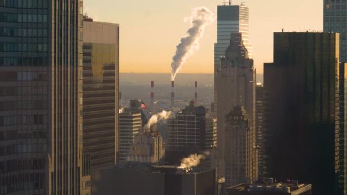 特写: 工业烟囱和摩天大楼向空气中排放烟雾。