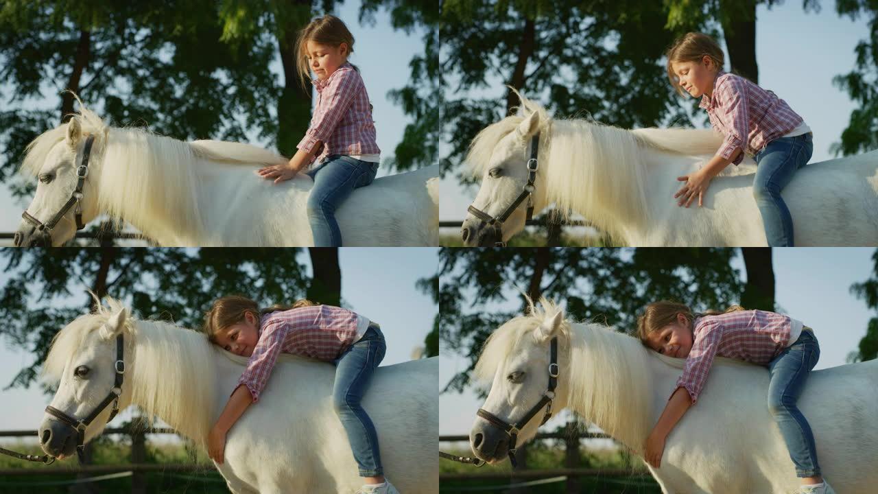 一张真实的照片，一个可爱的小女孩躺在一匹白马上，在阳光下抚摸着她骑在马厩里