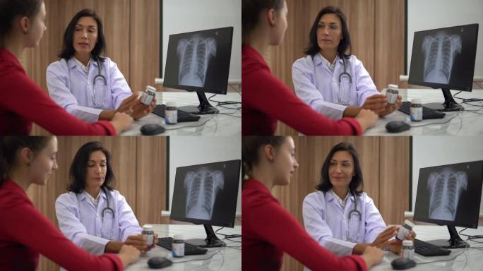 医生和病人看电脑显示x光图像