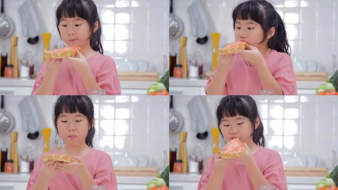 可爱的小女孩吃果酱烤面包和早餐。日本家庭