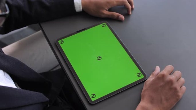 商人在绿屏数字平板电脑上使用和寻找