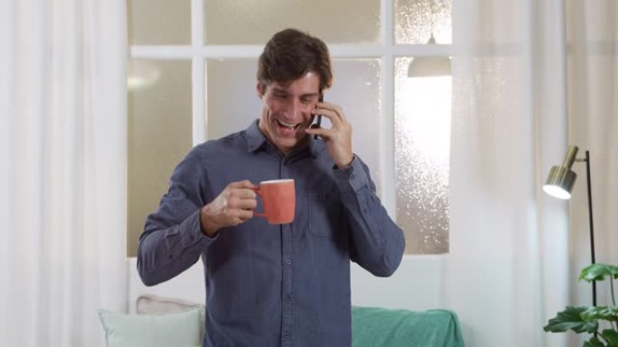 白人男子用手机喝咖啡