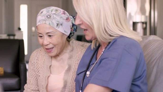 资深亚洲女性癌症患者在家与护士