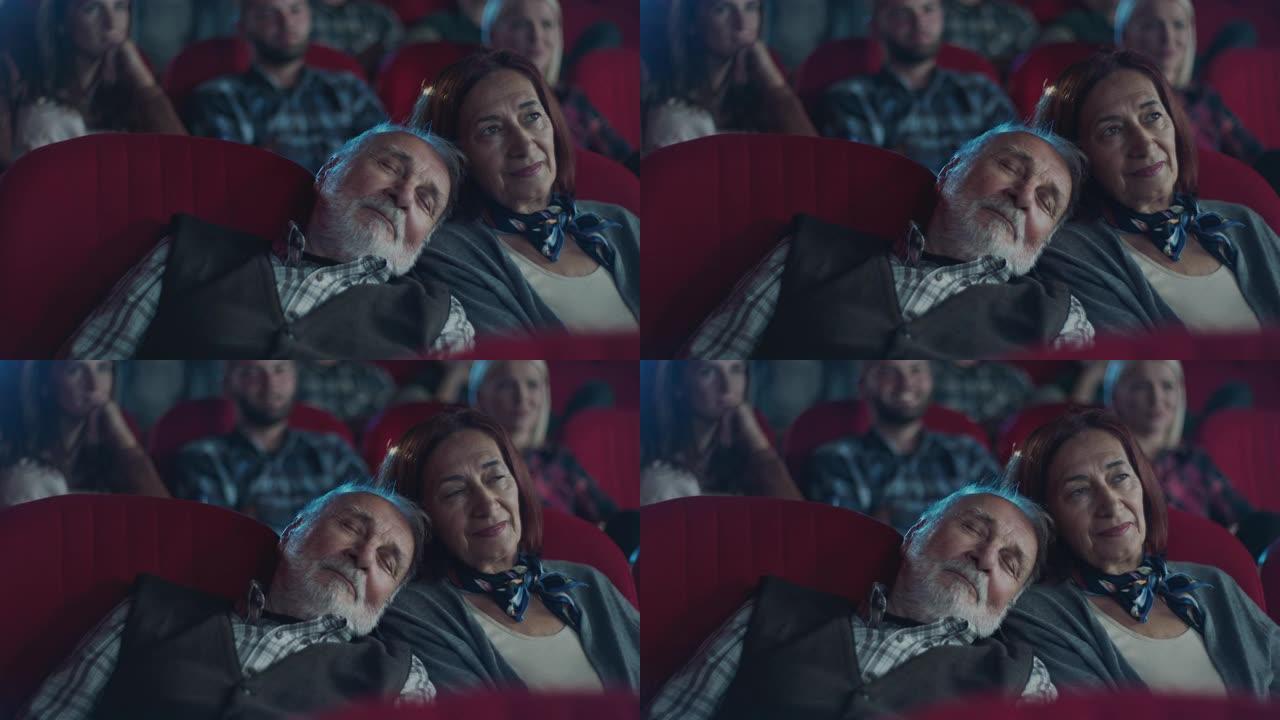 男人在电影院里睡在女人的肩膀上