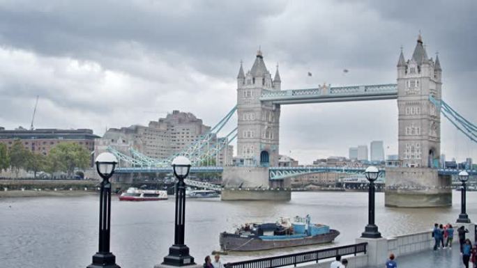 泰晤士河的渡轮。塔桥。英国伦敦。