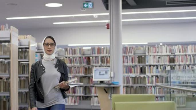 穆斯林大学生走过图书馆