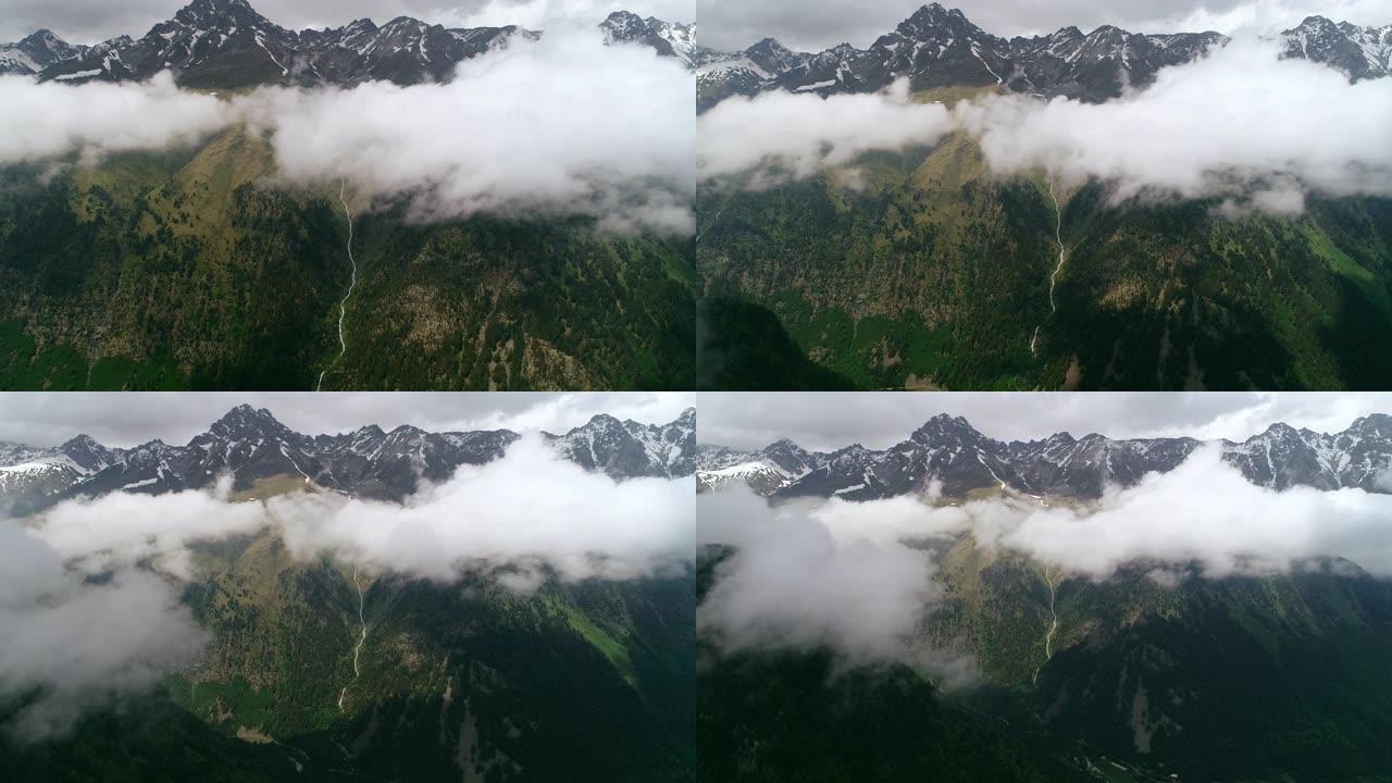 美丽的飞行在群山环绕的云层中。