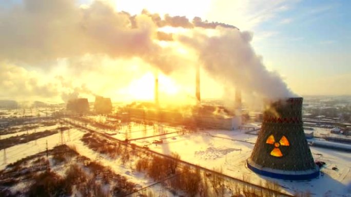 核电厂周围超高速的空中全景飞行。冬天的二氧化碳排放，烟雾和蒸汽的能量，阳光透过烟雾的云层照射。生态与