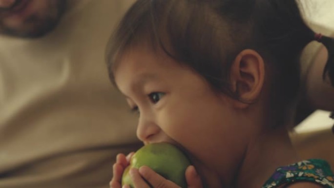 女儿吃苹果青苹果女儿父女