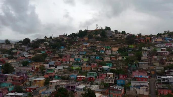 一系列地震后，波多黎各Yauco的空中建立镜头。