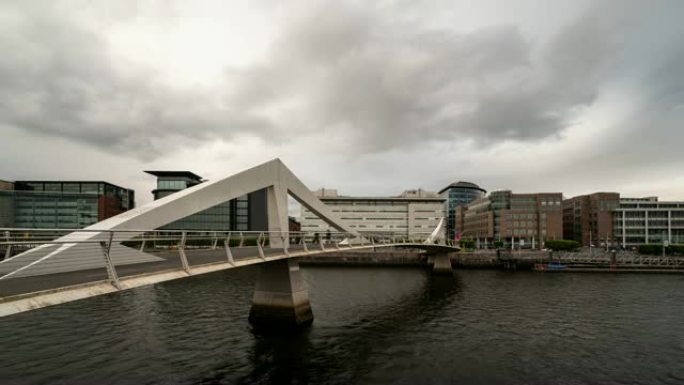 英国苏格兰格拉斯哥市区建筑和克莱德河的延时Tradeston桥