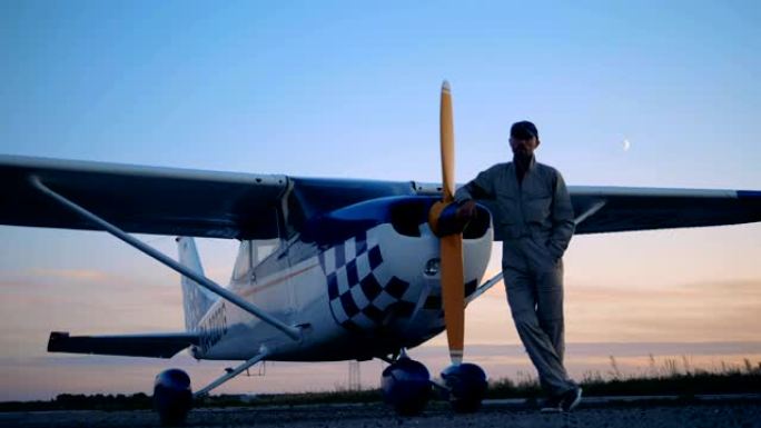 飞行员和他的轻型飞机，特写。