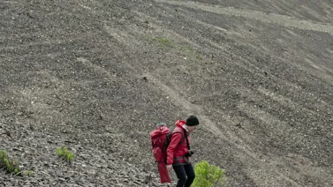 单人女徒步旅行者下坡