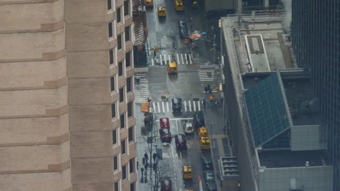 特写: 在纽约一个灰色多雨的日子里，汽车沿着潮湿的道路行驶。
