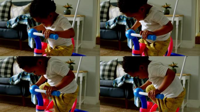 可爱的小黑男孩在舒适的家庭中玩耍的侧视图4k