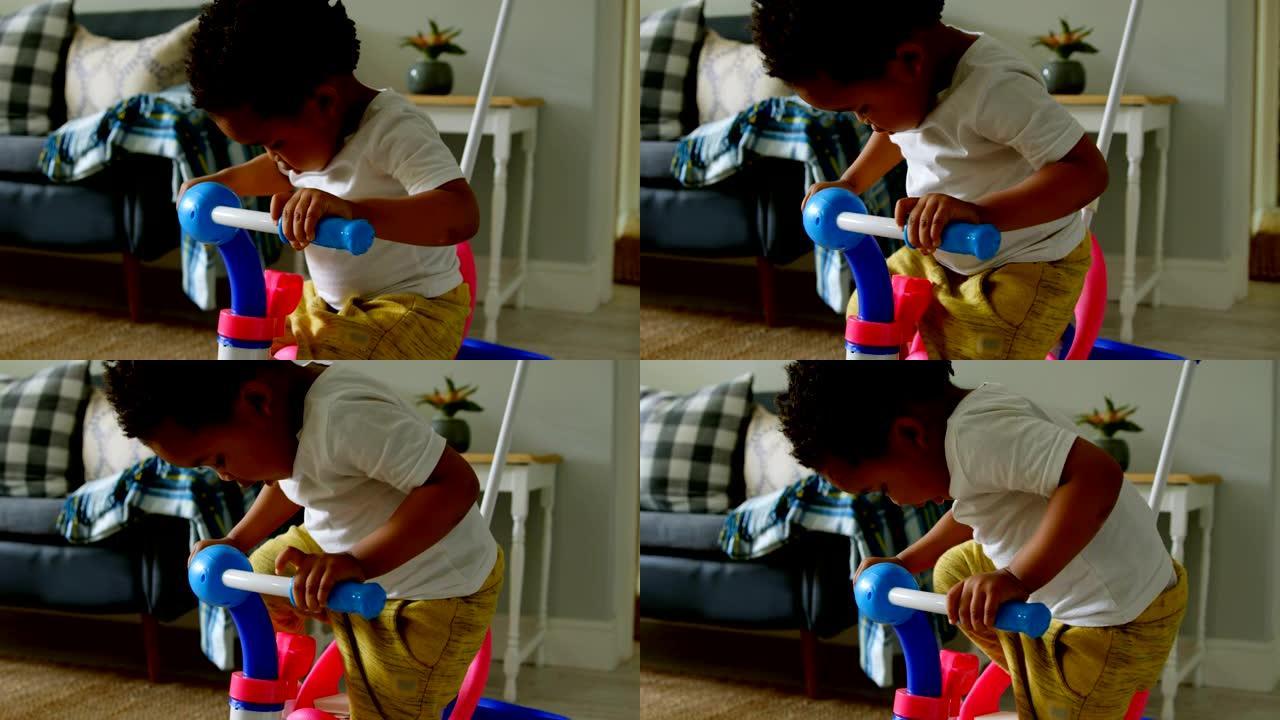 可爱的小黑男孩在舒适的家庭中玩耍的侧视图4k