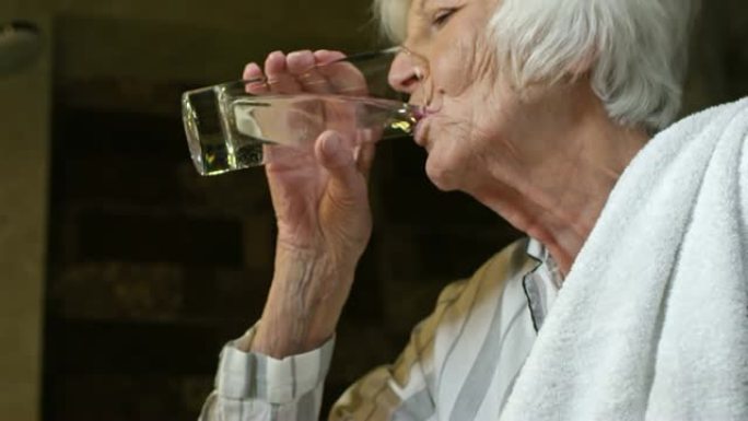 老妇人用水洗嘴老人漱口口腔卫生口腔保洁