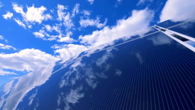 蓝天在垂直的太阳能平台上反射