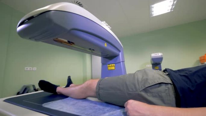 通过MRI机器对男性患者进行的扫描过程
