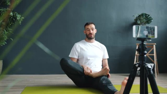瑜伽教练用智能手机在工作室教授在线录音教程