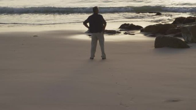 老人望着海滩