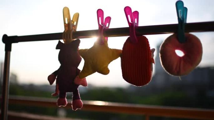 毛绒毛绒玩具晾衣绳晾衣夹早上挂在阳台上