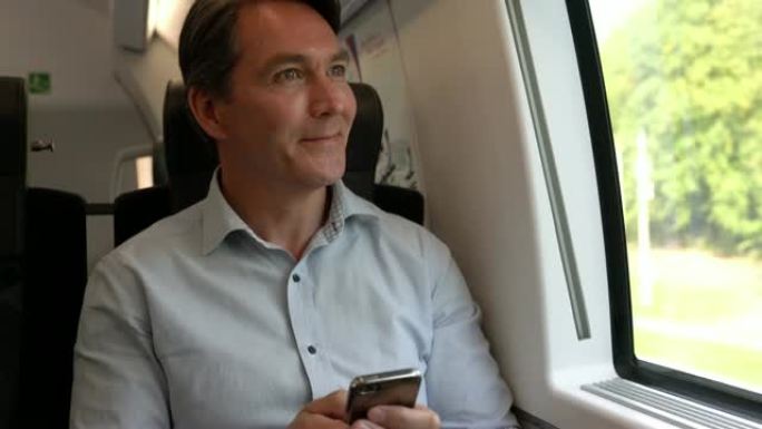 高加索人在火车上通勤，在智能手机上发短信，看起来很高兴